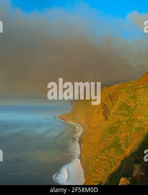 Fumo dalla foresta che brucia sull'oceano. Isola di Madeira, Portogallo Foto Stock