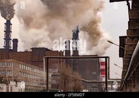 edifici di un impianto metallurgico per la produzione di minerali di ferro e la lavorazione di minerali di ferro. Foto Stock