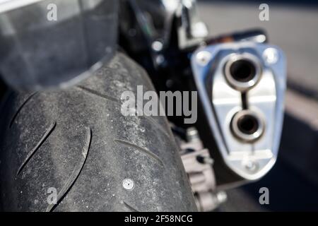 Ruota per motociclette forata con un chiodo che sporge dal pneumatico, vista ravvicinata Foto Stock