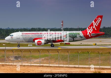 Kuala Lumpur, Malesia – 21. Gennaio 2018: Air Asia Airbus A320 all'aeroporto di Kuala Lumpur (KUL) in Malesia. Airbus è un produttore di aeromobili di Tou Foto Stock