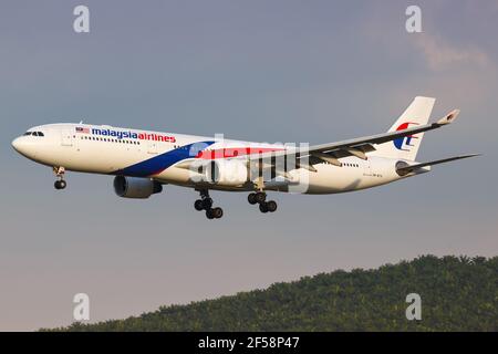 Kuala Lumpur, Malesia – 21. Gennaio 2018: Malaysia Airlines Airbus A330-300 presso l'aeroporto di Kuala Lumpur (KUL) in Malesia. Airbus è un produttore di aeromobili Foto Stock