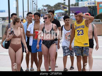 Daytona Beach, Stati Uniti. 24 Marzo 2021. Le persone si divertono mentre camminano lungo il lungomare di Daytona Beach. Mentre gli studenti universitari arrivano in Florida per il rituale annuale della pausa primaverile, le autorità temono che grandi folle potrebbero causare un picco nei casi di coronavirus. Credit: SOPA Images Limited/Alamy Live News Foto Stock