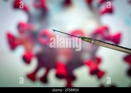 Lipsia, Germania. 23 marzo 2021. Illustrazione: Dietro una siringa di vaccinazione il coronavirus è simbolicamente mostrato. Credit: Peter Endig/dpa-Zentralbild/ZB/dpa/Alamy Live News Foto Stock