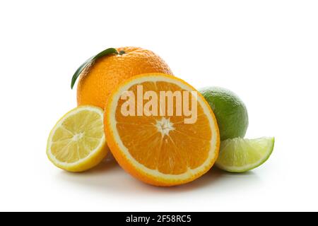 Pompelmo fresco maturo isolato su sfondo bianco Foto Stock