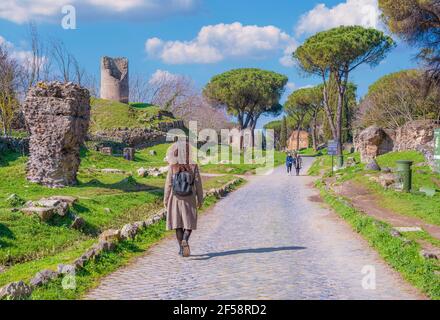 Roma (Italia) - le rovine archeologiche della Via Appia Antica, la più importante strada romana dell'antico impero Foto Stock