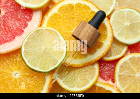 Pipettare con olio su diverse fette di agrumi Foto Stock