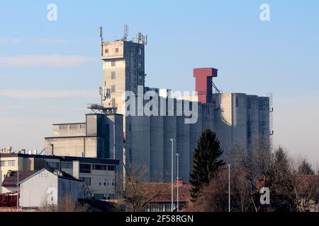 Grandi silos di stoccaggio in calcestruzzo complesso industriale dilatato con celle multiple antenne telefoniche e trasmettitori in alto in salita Foto Stock