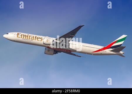 Dubai, Emirati Arabi Uniti – 21. Febbraio 2018: Emirates Boeing 777-300ER all'aeroporto internazionale di Dubai (DXB) negli Emirati Arabi Uniti. Boeing è Foto Stock