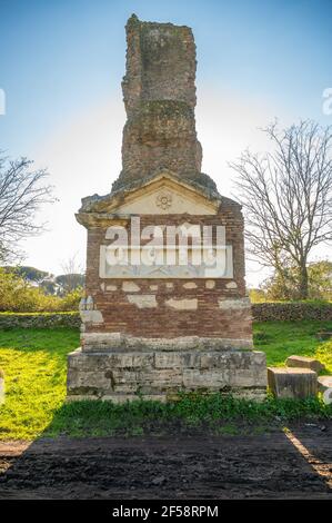 Roma (Italia) - le rovine archeologiche della Via Appia Antica, la più importante strada romana dell'antico impero Foto Stock