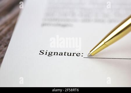 Firma di un contratto con la firma con oro penna macro primo piano, uomo d'affari, contratto, affare, concetto background Foto Stock