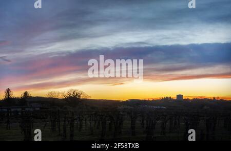 Tramonto sul Gorizia Monumento Oslavje. La scena è già oscura. Foto Stock