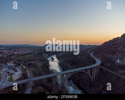 Volo aereo di due ponti sul fiume Soca in Slovenia. Furono aggiunti dopo il famoso Ponte dell'Arco di pietra. Il piccolo è per i ciclisti ed è C Foto Stock