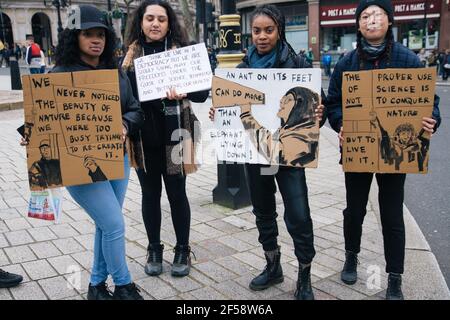 Londra, Regno Unito, 20 marzo 2021. Circa 6000 manifestanti anti anti anti anti-blocco e anti-vaccinazione e quelli contro la polizia, il crimine, le sentenze e i tribunali Bill march nel centro di Londra. La protesta è iniziata ad Hyde Park con una serie di arresti e un discorso di Piers Corbyn, che corre per il sindaco di Londra, ha marciato senza problemi attraverso il centro di Londra e ha finito con un teso stand di ritorno ad Hyde Park tra circa 200 dimostranti rimasti e polizia antisommossa. Quattro donne tengono manifesti che alludono alla crisi ambientale e che esortano le persone ad alzarsi Foto Stock