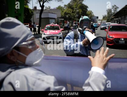 Città del Messico, Messico. 24 Marzo 2021. CITTÀ DEL MESSICO, MESSICO - MARZO 24: Un dentista, partecipa a una protesta per chiedere il vaccino Covid-19, poiché non sono ancora stati ricevuti una dose da immunizzare contro il nuovo Coronavirus, dentisti che chiedono alle autorità, Da considerare come medici di prima linea per avere i benefici del programma di vaccinazione. Il 24 marzo 2021 a Città del Messico, Messico. Foto di Luis Cortes/Eyepix/ABACAPRESS.COM Credit: Abaca Press/Alamy Live News Foto Stock