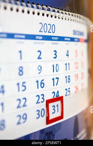 Dicembre, 31, 2020 è su carta calendario con cornice rossa per la data, primo piano vista Foto Stock