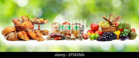 Diversi alimenti utili per la salute su sfondo verde. Foto Stock