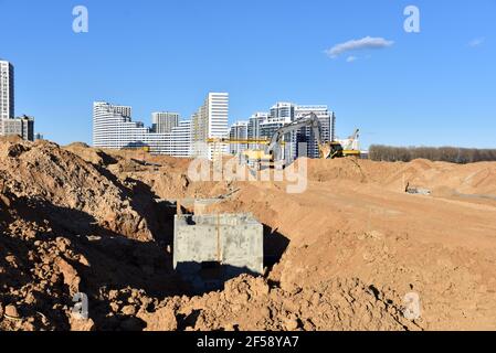 Costruzione di box per acque piovane in calcestruzzo, camera di distribuzione di impianti fognari sanitari e stazione di pompaggio. Costruzione della fossa della valvola di fognatura, tombino AN Foto Stock