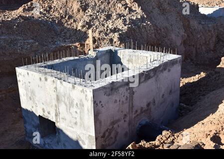 Costruzione di box per acque piovane in calcestruzzo, camera di distribuzione di impianti fognari sanitari e stazione di pompaggio. Costruzione della fossa della valvola di fognatura, tombino AN Foto Stock