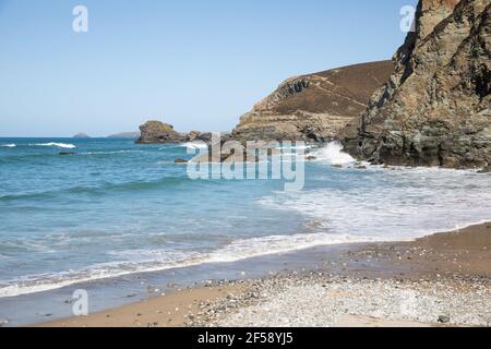 Le onde si infrangono sulle rocce di Trevaunance Cove, St Agnes, Cornovaglia Foto Stock
