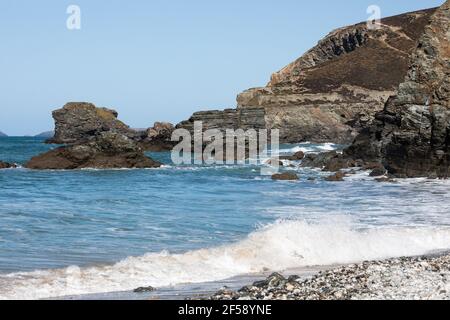 Le onde si infrangono sulle rocce di Trevaunance Cove, St Agnes, Cornovaglia Foto Stock