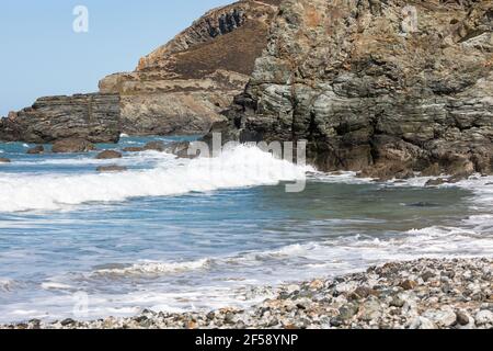 Le onde si infrangono sulle rocce di Trevaunance Cove, St Agnes, Cornovaglia Foto Stock