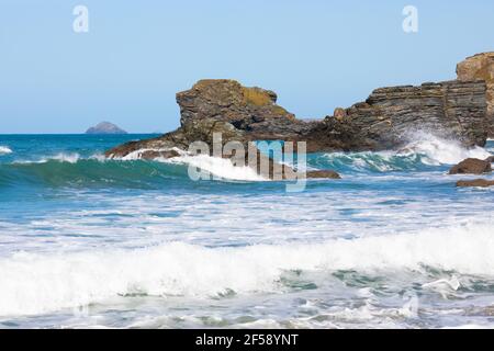 Le onde si infrangono sulle rocce di Trevaunance Cove, St Agnes, Cornovaglia Foto Stock