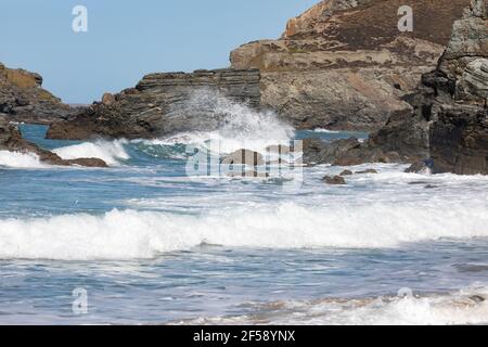 Le onde si infrangono sulle rocce di Trevaunance Cove, St Agnes, Cornovaglia Foto Stock