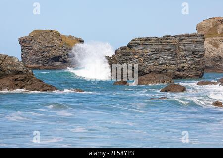 Le onde si infrangono sulle rocce di Trevaunance Cove, St Agnes, Cornovaglia Foto Stock