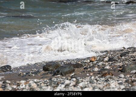 Le onde si infrangono sulle rocce di Trevaunance Cove, St Agnes, Cornovaglia Foto Stock
