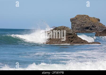 Le onde si infrangono sulle rocce di Trevaunance Cove, St Agnes, Cornovaglia Foto Stock