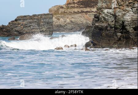 Le onde si infrangono sulle rocce di Trevaunance Cove, St Agnes, Cornovaglia Foto Stock
