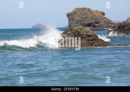 Le onde si infrangono sulle rocce di Trevaunance Cove, St Agnes, Cornovaglia Foto Stock