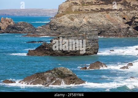 Le onde si infrangono sulle rocce di Trevaunance Cove, St Agnes, Cornovaglia Foto Stock