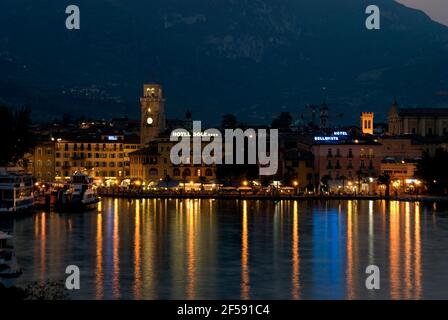 Riva del Garda di notte - Lago di Garda - Garda Trentino Foto Stock