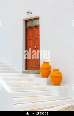 Architettura greca tradizionale, vista sulla strada con la porta di casa bianca e in legno da vicino Foto Stock