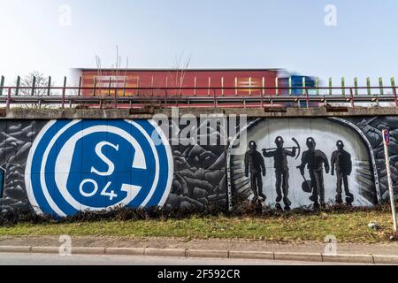 Murale di grande formato, graffiti, della scena dei fan di Schalke, sotto l'autostrada A42, uscita Gelsenkirchen-Schalke, Ruhrpott Romantik, Gelsenkirchen, NRW, Ger Foto Stock