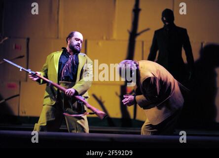 Hagen uccide Siegfried: Kurt Rydl (Hagen), Siegfried Jerusalem (Siegfried) in GOTTERDAMMERUNG di Wagner alla Royal Opera, Covent Garden, Londra WC2 12/10/1996 direttore: Bernard Haitink design: Nigel Lowery illuminazione: Pat Collins movimento: Matthew Hamilton direttore associato: Lynn Binstock regista: Richard Jones Foto Stock