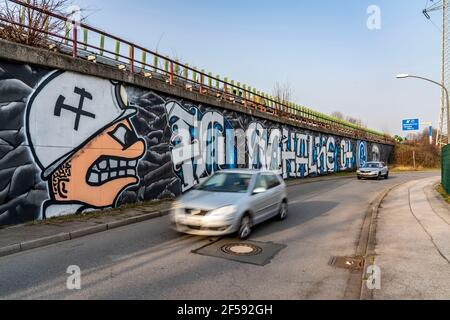 Murale di grande formato, graffiti, della scena dei fan di Schalke, sotto l'autostrada A42, uscita Gelsenkirchen-Schalke, Ruhrpott Romantik, Gelsenkirchen, NRW, Ger Foto Stock