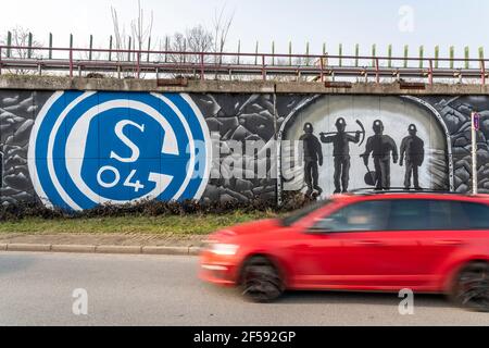 Murale di grande formato, graffiti, della scena dei fan di Schalke, sotto l'autostrada A42, uscita Gelsenkirchen-Schalke, Ruhrpott Romantik, Gelsenkirchen, NRW, Ger Foto Stock
