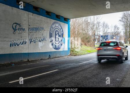 Murale, pittura a ventaglio del Bundesliga club FC Schalke 04, allo stadio Schalke, Veltins Arena, galleria stradale, a Gelsenkirchen, NRW, Germania Foto Stock