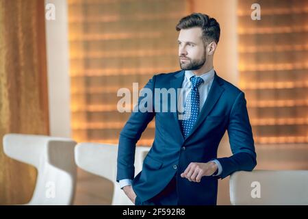 Immagine di un bell'uomo in un bel vestito blu e cravatta Foto Stock
