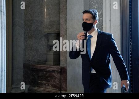 Washington, Stati Uniti. 24 Marzo 2021. Il senatore degli Stati Uniti ben Sasse (repubblicano del Nebraska) cammina attraverso il Campidoglio degli Stati Uniti a Washington, DC, Stati Uniti mercoledì 24 marzo 2021. Foto di Stefani Reynolds/CNP/ABACAPRESS.COM Credit: Abaca Press/Alamy Live News Foto Stock