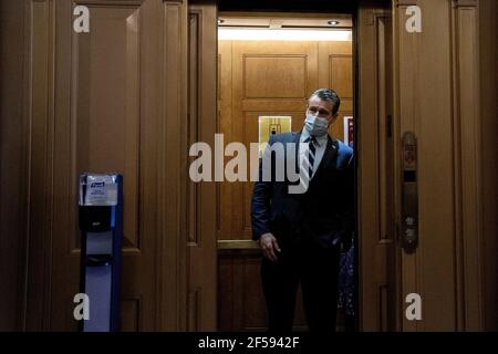 Washington, Stati Uniti. 24 Marzo 2021. Il senatore degli Stati Uniti Todd Young (repubblicano dell'Indiana) si trova in un ascensore presso il Campidoglio degli Stati Uniti a Washington, DC, Stati Uniti mercoledì 24 marzo 2021. Foto di Stefani Reynolds/CNP/ABACAPRESS.COM Credit: Abaca Press/Alamy Live News Foto Stock