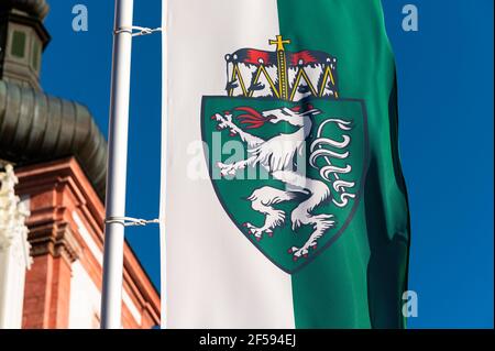 Primo piano della bandiera della Stiria di fronte alla chiesa di Mariazell (Austria), giorno di sole in primavera Foto Stock