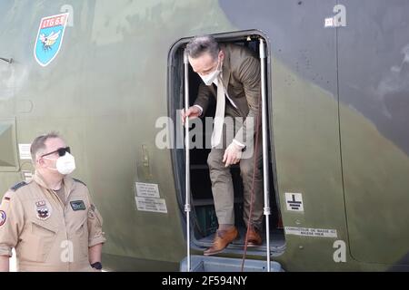 Tripoli, Libia. 25 Marzo 2021. Il Ministro degli Esteri federale Heiko Maas (SPD) lascia una Transfall dell'Aeronautica tedesca. Pochi giorni dopo il giuramento del governo provvisorio libico, Maas si reca nel paese nordafricano, che spera di una pace duratura dopo un decennio di guerra civile. Credit: Michael Fischer/dpa/Alamy Live News Foto Stock