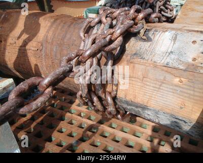 Catena su blocco di legno per il trasporto dell'ancora, con griglia in legno in vista Foto Stock