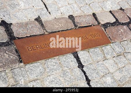 Geografia / viaggio, Germania, Berlino, segno Berlino abitante muro 1961-1989, corso di pavimentazione del muro, Additional-Rights-Clearance-Info-non-disponibile Foto Stock