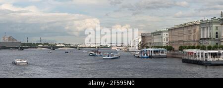 San Pietroburgo, Russia – 10 luglio 2020: Le imbarcazioni per escursioni sul fiume Neva salpano fino al molo sul Palace Embankment vicino all'edificio dell'Hermitage Foto Stock