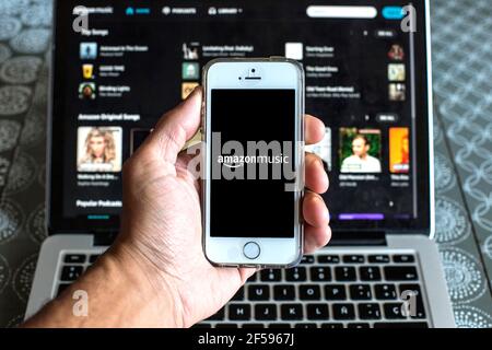 Barcellona, Catalogna, Spagna. 24 Marzo 2021. In questa illustrazione fotografica, l'app Amazon Music visualizzata sullo schermo di uno smartphone e un sito Web Amazon Music visualizzato sul portatile in background. Credit: Thiago Prudencio/DAX/ZUMA Wire/Alamy Live News Foto Stock