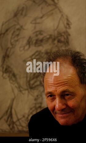 FRANK AUERBACH CON IL SUO AUTORITRATTO NEL NPG. 14 maggio 2002 PILSTON Foto Stock